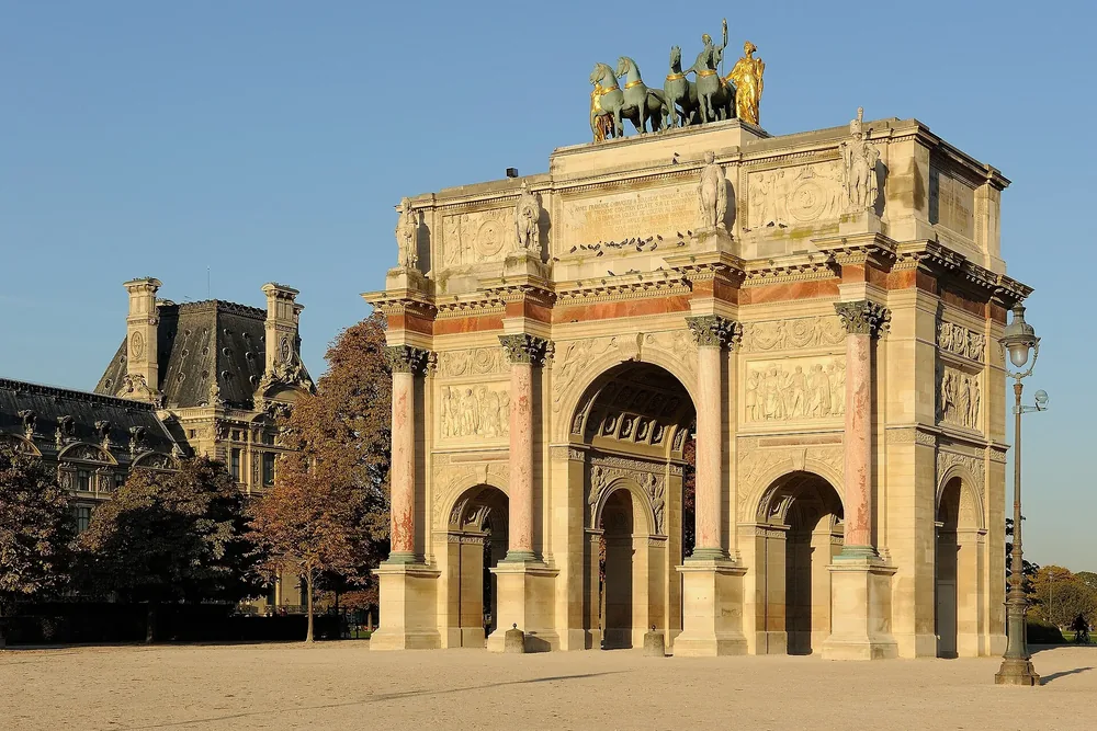 Arco do Triunfo na Praça Charles de Gaulle em Paris