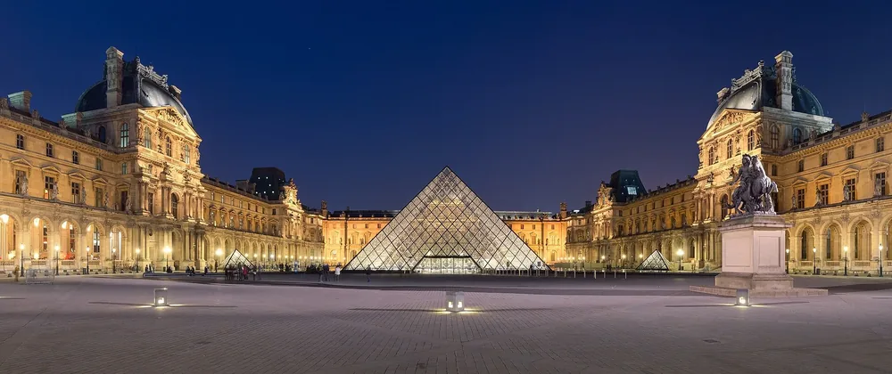Pirâmide de Vidro de I. M. Pei e Palácio do Museu do Louvre em Paris