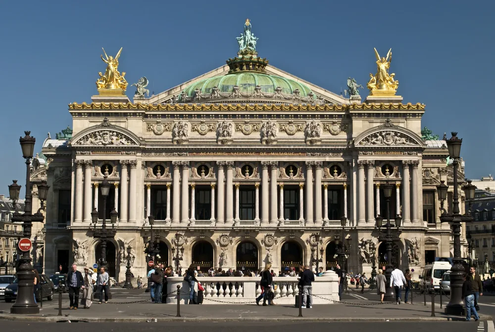 Fachada arquitetônica e estátuas douradas do Palais Garnier - Ópera de Paris
